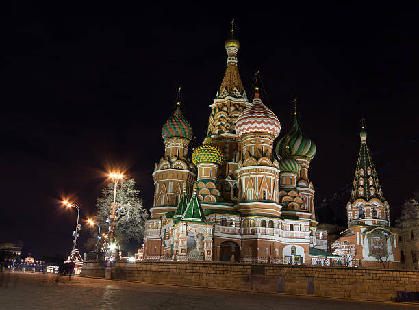 istock Night view of St. Basil Cathedral in Moscow Red Square 603865362