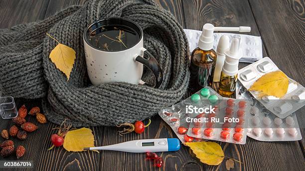 Tabletten Nase Drops Und Heißen Tee Mit Zitrone Um Erkältungen Stockfoto und mehr Bilder von Erkältung und Grippe
