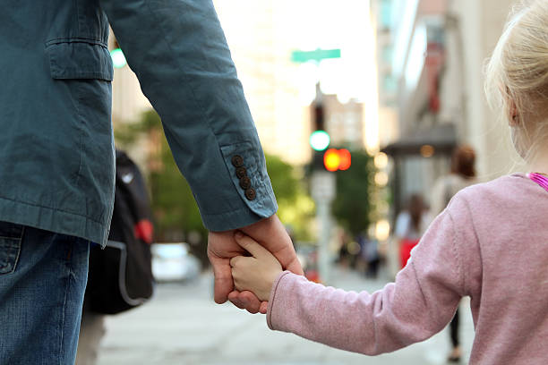 padre sosteniendo la mano de la hija / niño detrás de los semáforos - familia de cruzar la calle fotografías e imágenes de stock