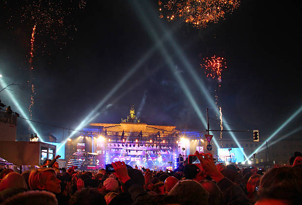 new year celebration in berlin - large group of people flash imagens e fotografias de stock