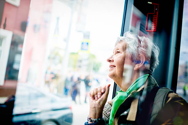 mujer mayor en el autobús - bus transportation indoors people fotografías e imágenes de stock
