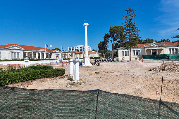 reconstrucción del centro de la ciudad de paphos, chipre - column gate classical greek roof fotografías e imágenes de stock