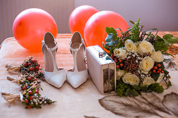 花とバルーンの装飾と結婚式の靴や財布 - change purse purse clutch bag red ストックフォトと画像