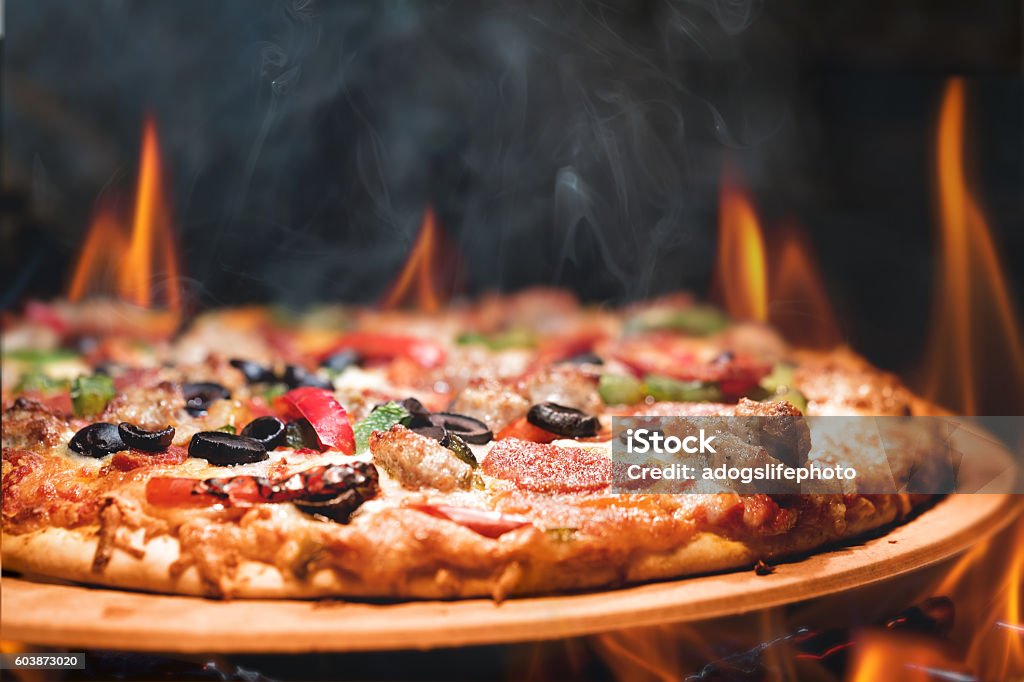 Pizza au feu de bois avec flammes - Photo de Pizza libre de droits