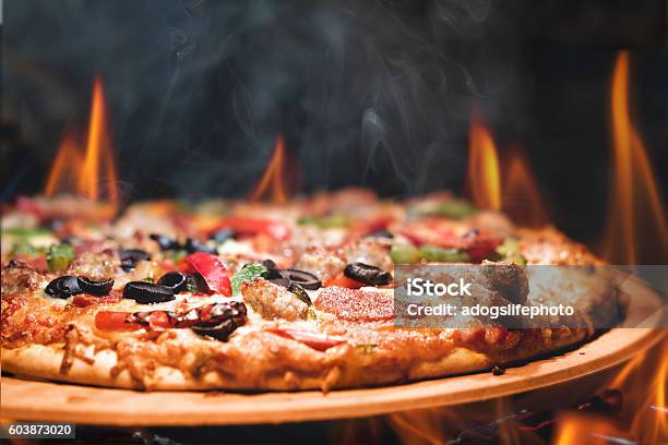 Photo libre de droit de Pizza Au Feu De Bois Avec Flammes banque d'images et plus d'images libres de droit de Pizza - Pizza, Fin, Pâte à pâtisserie