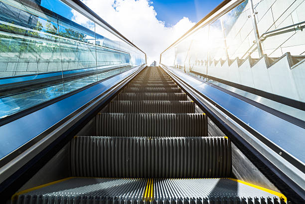 escaleras mecánicas en una estación de metro - escalator people city blurred motion fotografías e imágenes de stock