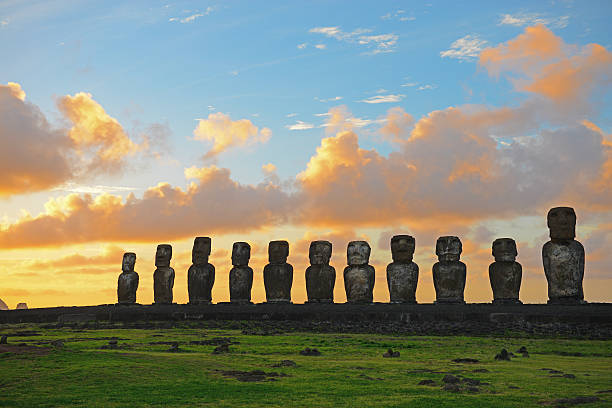 ahu tongariki nascer do sol - polynesia moai statue island chile - fotografias e filmes do acervo