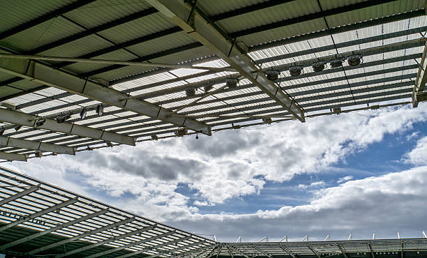 fußballstadion ausleger stand detail - floodlight blue sky day stock-fotos und bilder