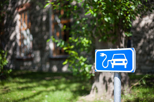 panneau de signalisation de recharge de voiture électrique en bleu et blanc - borne photos et images de collection