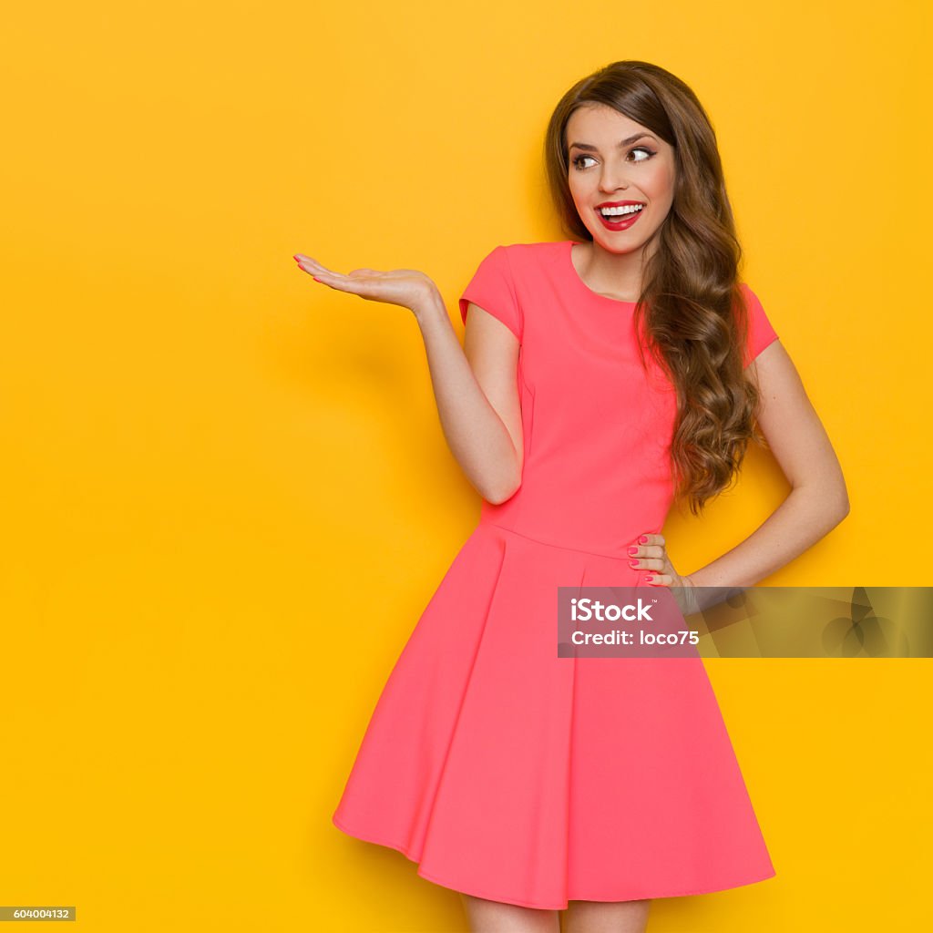 Excité et heureux femme élégante présentant - Photo de Jeunes filles libre de droits