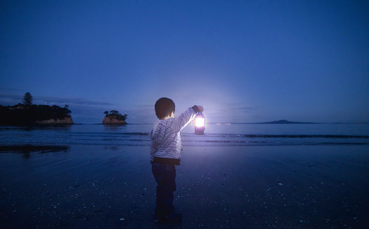 Niño con Linterna en la mano. photo
