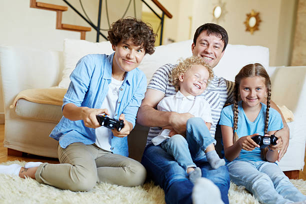 istock Family video game competition 604010976