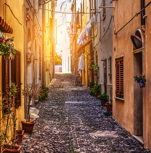 calle en alghero de la ciudad antigua. - alghero fotografías e imágenes de stock