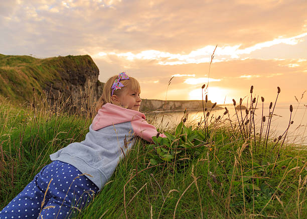 Cтоковое фото Молодая девушка восхищается красивым пейзажем во время заката.