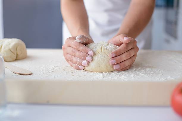 나무 페이스트리 보드에 피자 반죽을 반죽 하는 여자 - rolling dough pastry apron 뉴스 사진 이미지