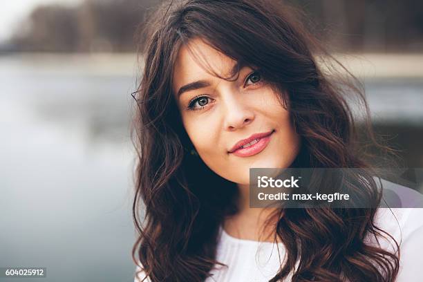 Photo libre de droit de Belle Fille Souriante banque d'images et plus d'images libres de droit de Femmes - Femmes, Une seule femme, Formes généreuses