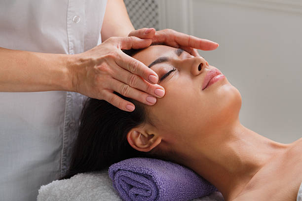 femme massagist faire massage lifting dans le centre de bien-être spa - massagist photos et images de collection