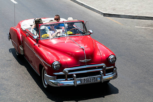 아바나, 쿠바에서 관광객과 빈티지 미국 자동차 - chevrolet havana cuba 1950s style 뉴스 사진 이미지