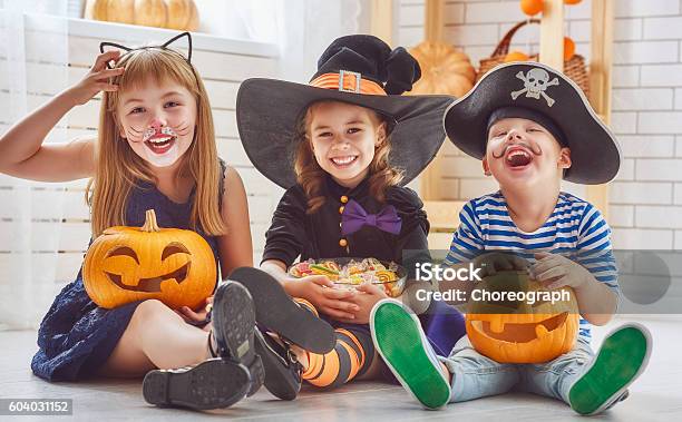 Los Niños Juegan Con Calabazas Foto de stock y más banco de imágenes de Halloween - Halloween, Niño, Disfraz