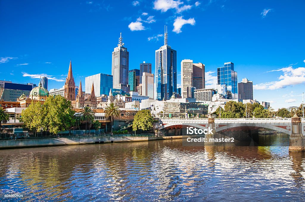 Melbourne Skyline mit Blick auf Flinders Street Station - Lizenzfrei Stadtsilhouette Stock-Foto