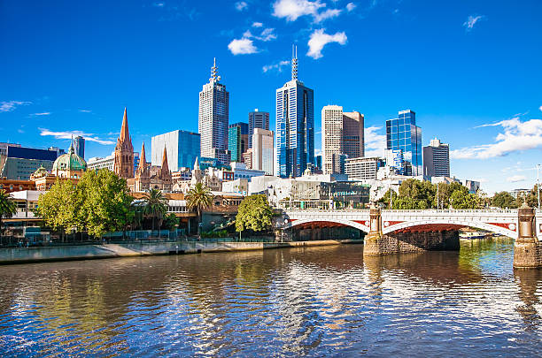 horizonte de melbourne mirando hacia la estación de la calle flinders - famous place melbourne australia built structure fotografías e imágenes de stock