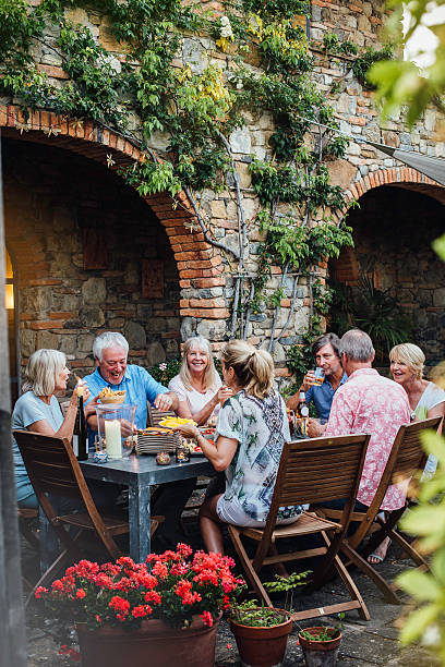 smakowanie posiłków na świeżym powietrzu - dining senior adult friendship mature adult zdjęcia i obrazy z banku zdjęć