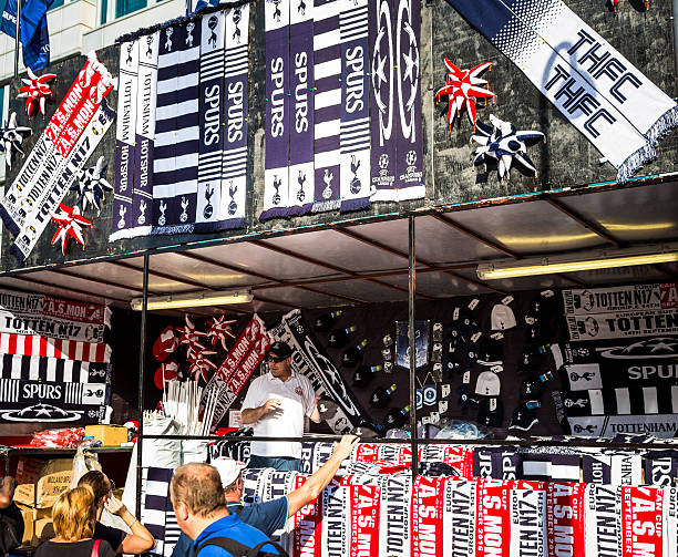 man selling tottenham football merchandise in kiosk, wembley, london, uk - as monaco 個照片及圖片檔