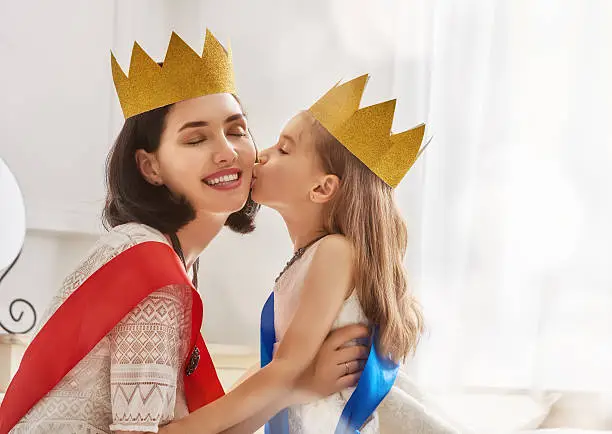 Photo of queen and princess in gold crowns