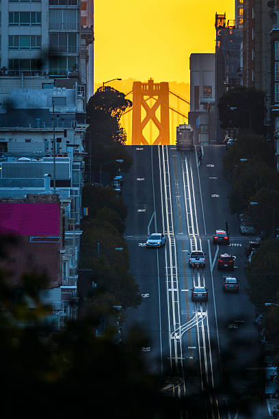 california street bei sunrise, san francisco - bay bridge bridge california dawn stock-fotos und bilder