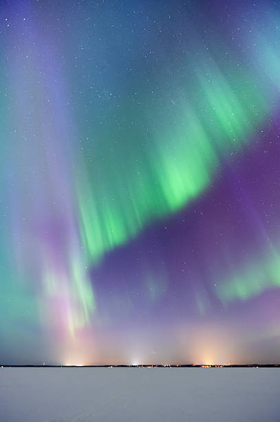 aurora borealis, zorza polarna, nad zamarzniętym jeziorem - winter landscape sweden snow zdjęcia i obrazy z banku zdjęć