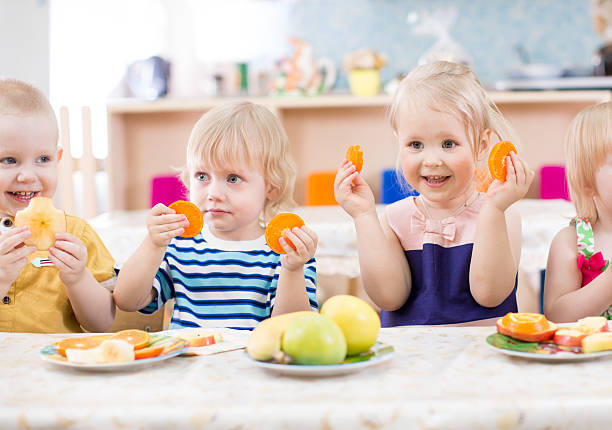 유치원 식당에서 과일을 먹는 재미있는 아이들 - little boys breakfast caucasian child 뉴스 사진 이미지