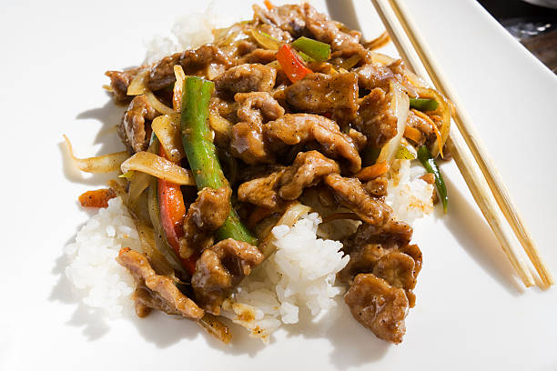 la cuisine chinoise  - chopsticks stir fried vegetable beef photos et images de collection