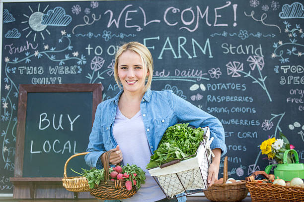 acquista locale al mercato degli agricoltori - farmers market agricultural fair agriculture beet foto e immagini stock