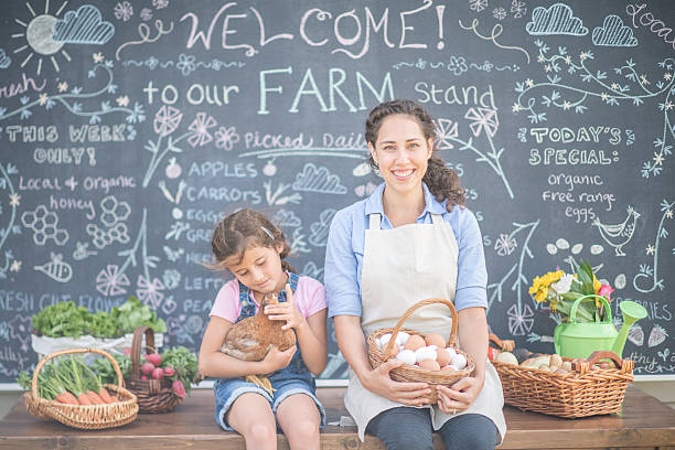 ファーマーズマーケットで母と娘 - farmers market agricultural fair agriculture beet ストックフォトと画像