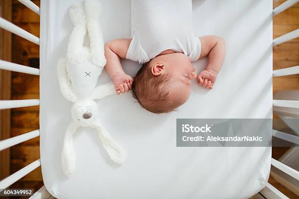 Bebé Que Siesta Foto de stock y más banco de imágenes de Bebé - Bebé, Cuna, Dormir