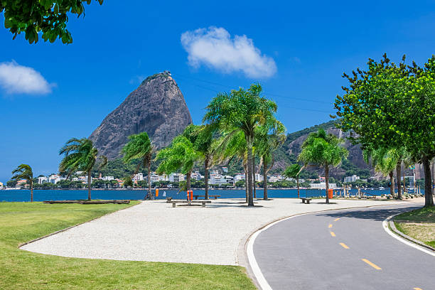 flamengo park und der sugarloaf - rio de janeiro sugarloaf mountain beach urca stock-fotos und bilder