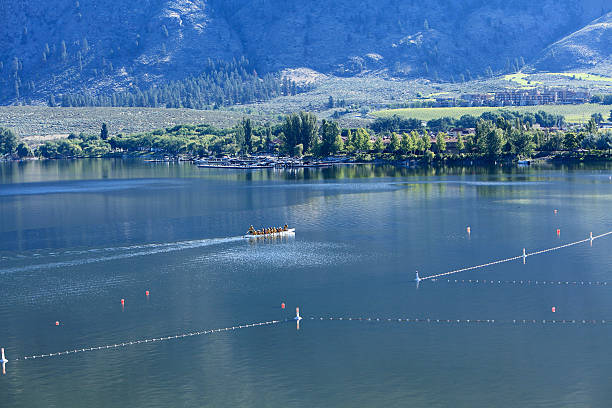 tranquillità mattutina, canottaggio e natura sul lago - lake osoyoos foto e immagini stock