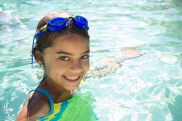 fille à la piscine - child nautical vessel summer swimming goggles photos et images de collection