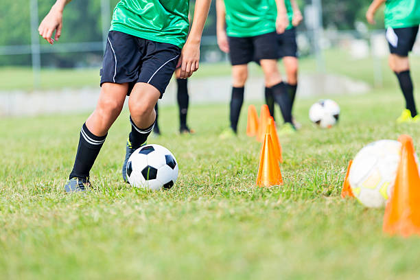 atleta de fútbol participa en ejercicios de práctica de fútbol - soccer teenager sport adolescence fotografías e imágenes de stock