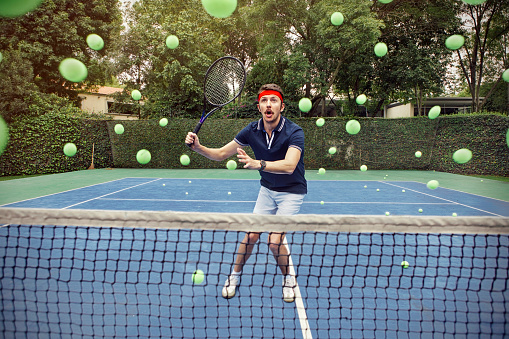 Hombre jugando al tenis photo