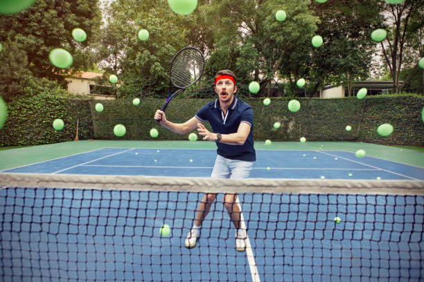hombre jugando al tenis - tennis court tennis ball racket fotografías e imágenes de stock