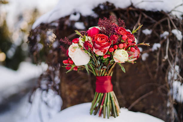 buquê de casamento de vermelho e branco de flores na neve - bouquet wedding bride single flower imagens e fotografias de stock