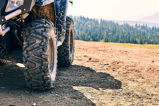 quadriciclo in montagna - carpathian mountain range adventure mountain peak mountain foto e immagini stock