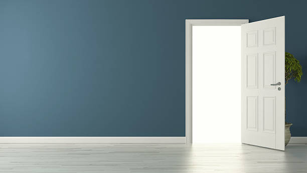puerta americana abierta con pared azul y piso reflectante - puerta abierta fotografías e imágenes de stock