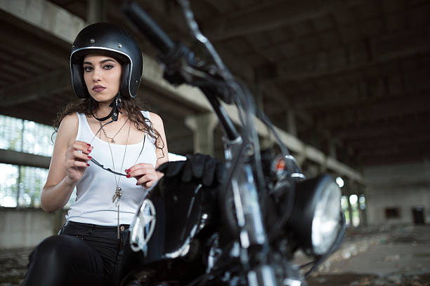 rocket chica - motorcycle women helmet sensuality fotografías e imágenes de stock
