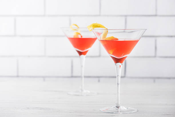 cocktails cosmopolites cosmopolites faits maison frais - cocktail alcohol red martini glass photos et images de collection