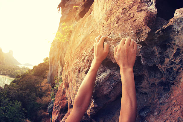 mains d’grimpeur grimpant à bord de montagne cliff rock - water rock landscape cliff photos et images de collection