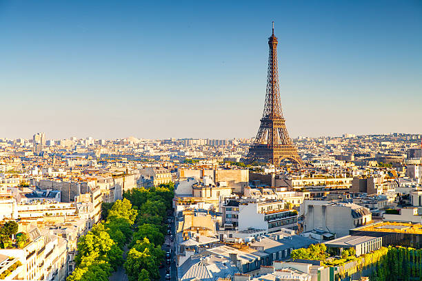 stadtansicht von paris bei sonnenuntergang - eifelturm stock-fotos und bilder