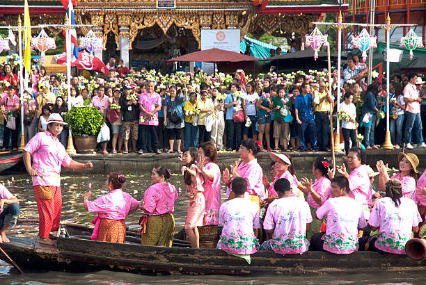 pessoas dançando no barco no festival rub bua, tailândia. - flower single flower zen like lotus - fotografias e filmes do acervo