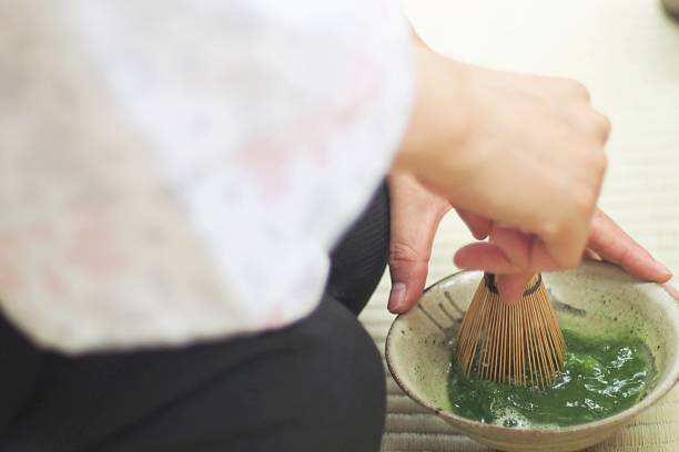 mulher faz chá verde - tea ceremony - fotografias e filmes do acervo